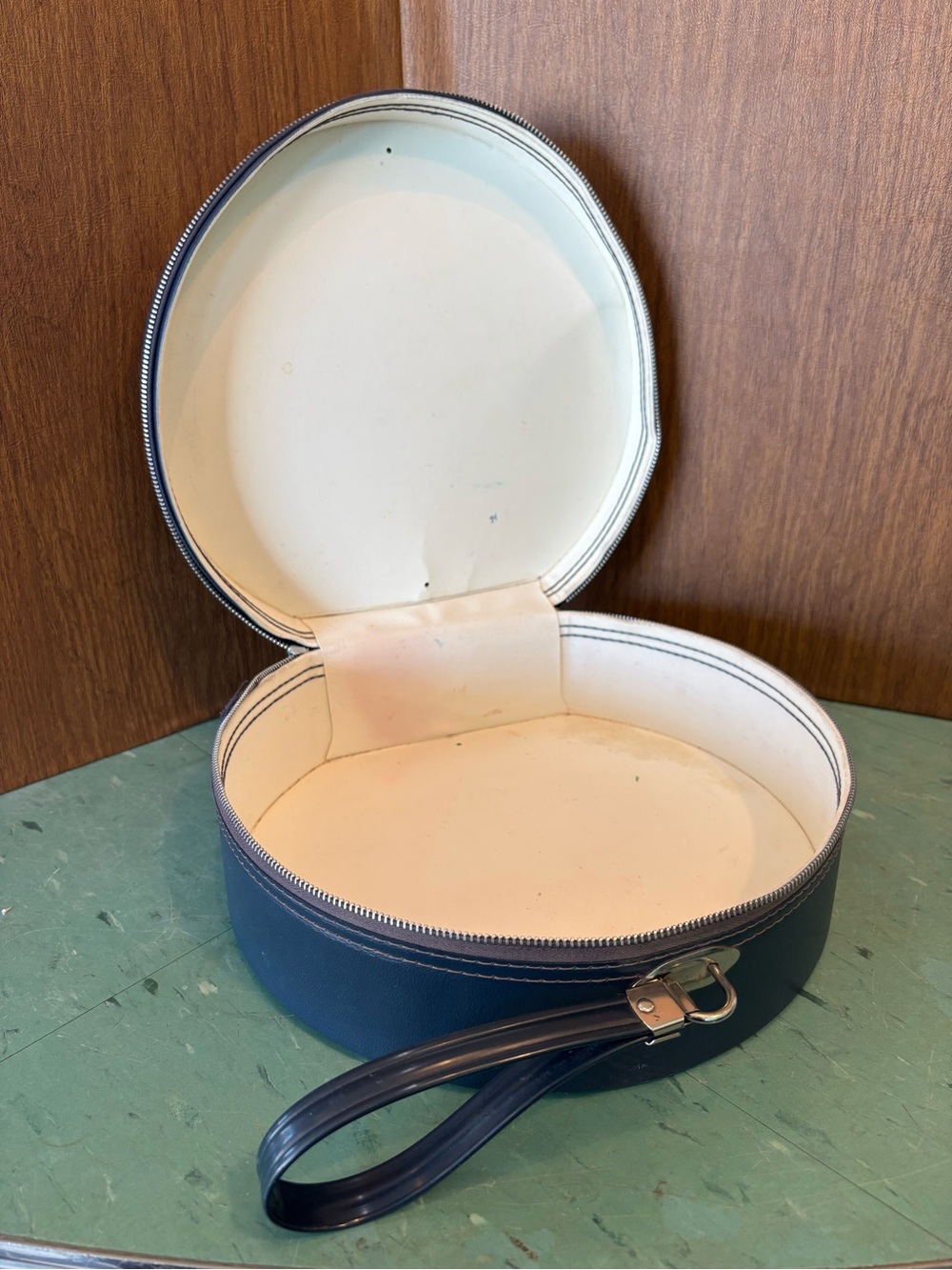 Vintage hat box blue 1960’s carrying case